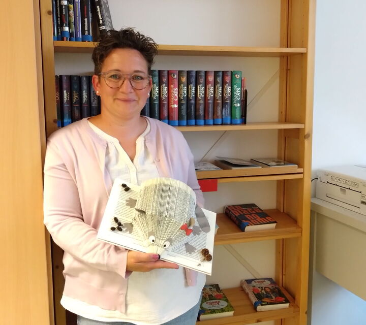 Frau Mücke hält ein Igelbuch in der Hand
