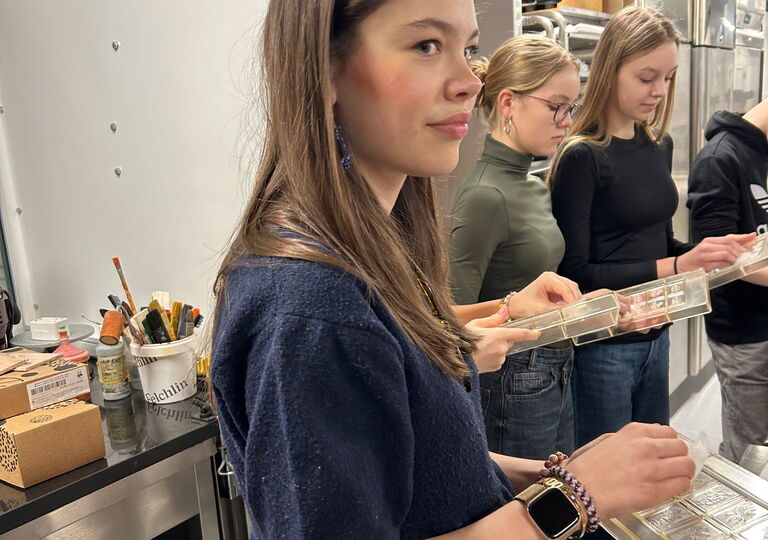 Drei Schülerinnen mit Schokoladentabletts