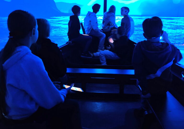 Schüler sitzen auf einem Schiff