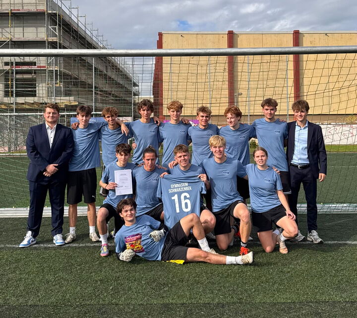 Foto der Oberstufen-Fußballmannschaft in hellblauen Trikots
