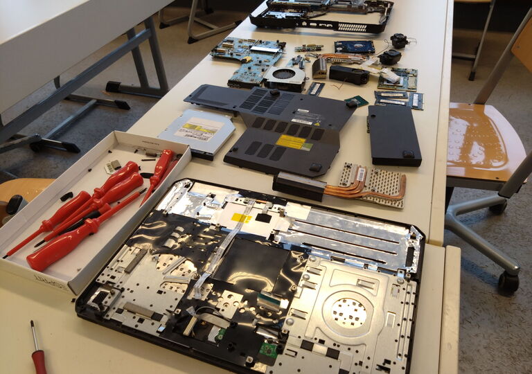 Bild eines auseinandergebauten Laptops