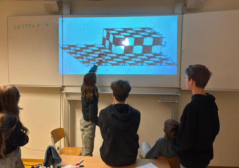 Schülern denken an einer Tafel über mathematische Probleme nach