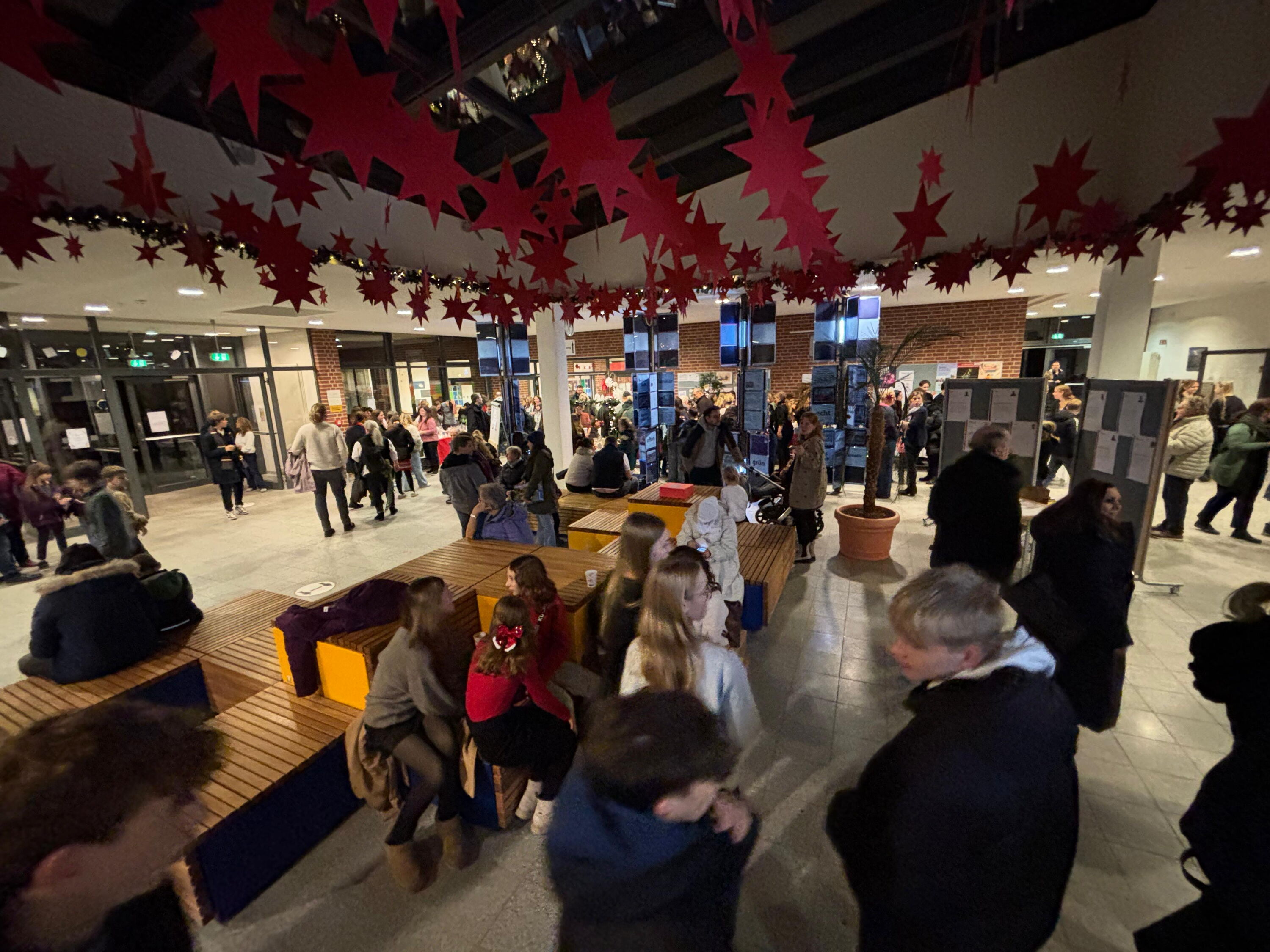 Forum mit Sternen geschmückt