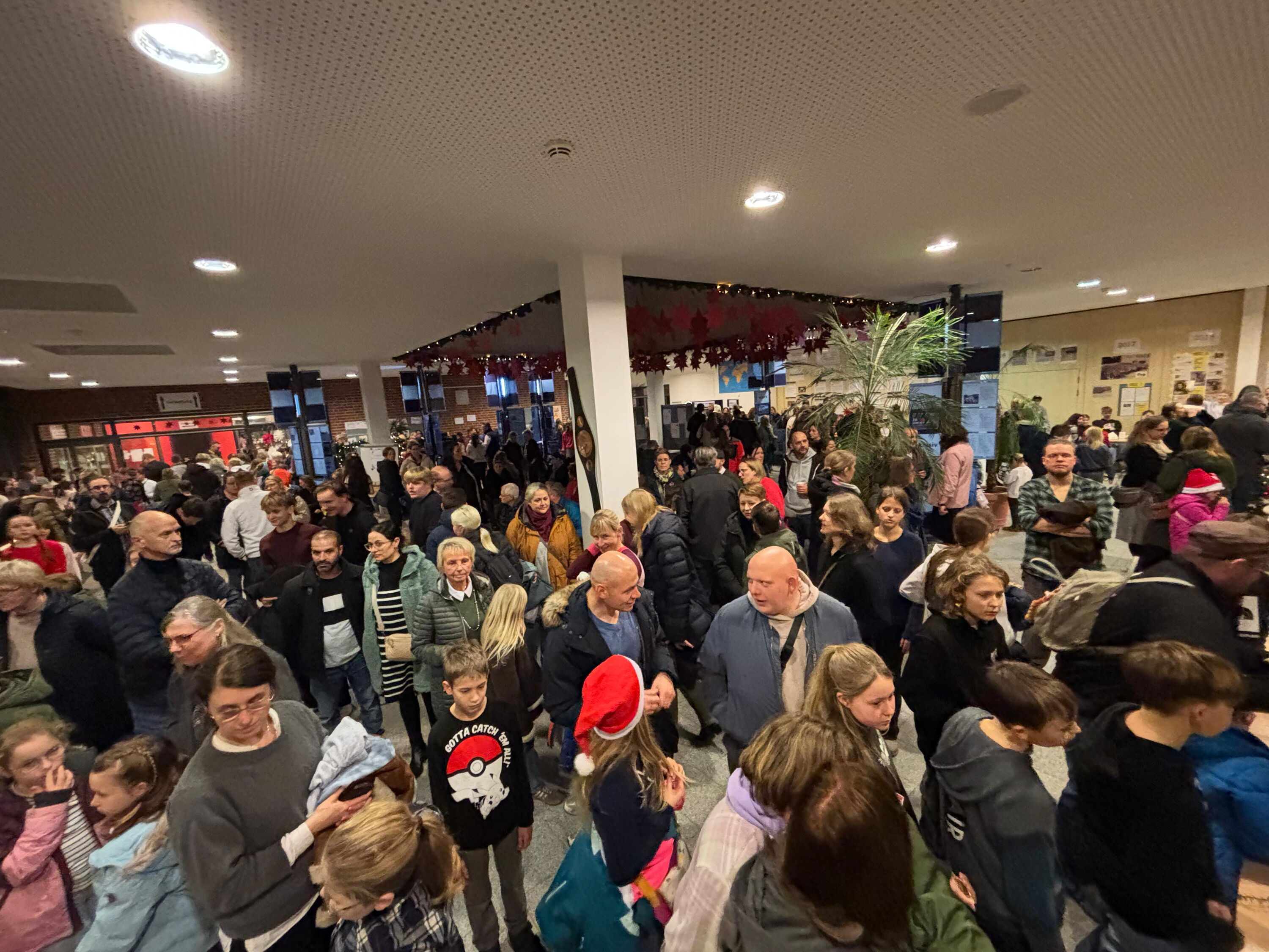 Menschenmenge im Foyer des Gymnasiums Schwarzenbek