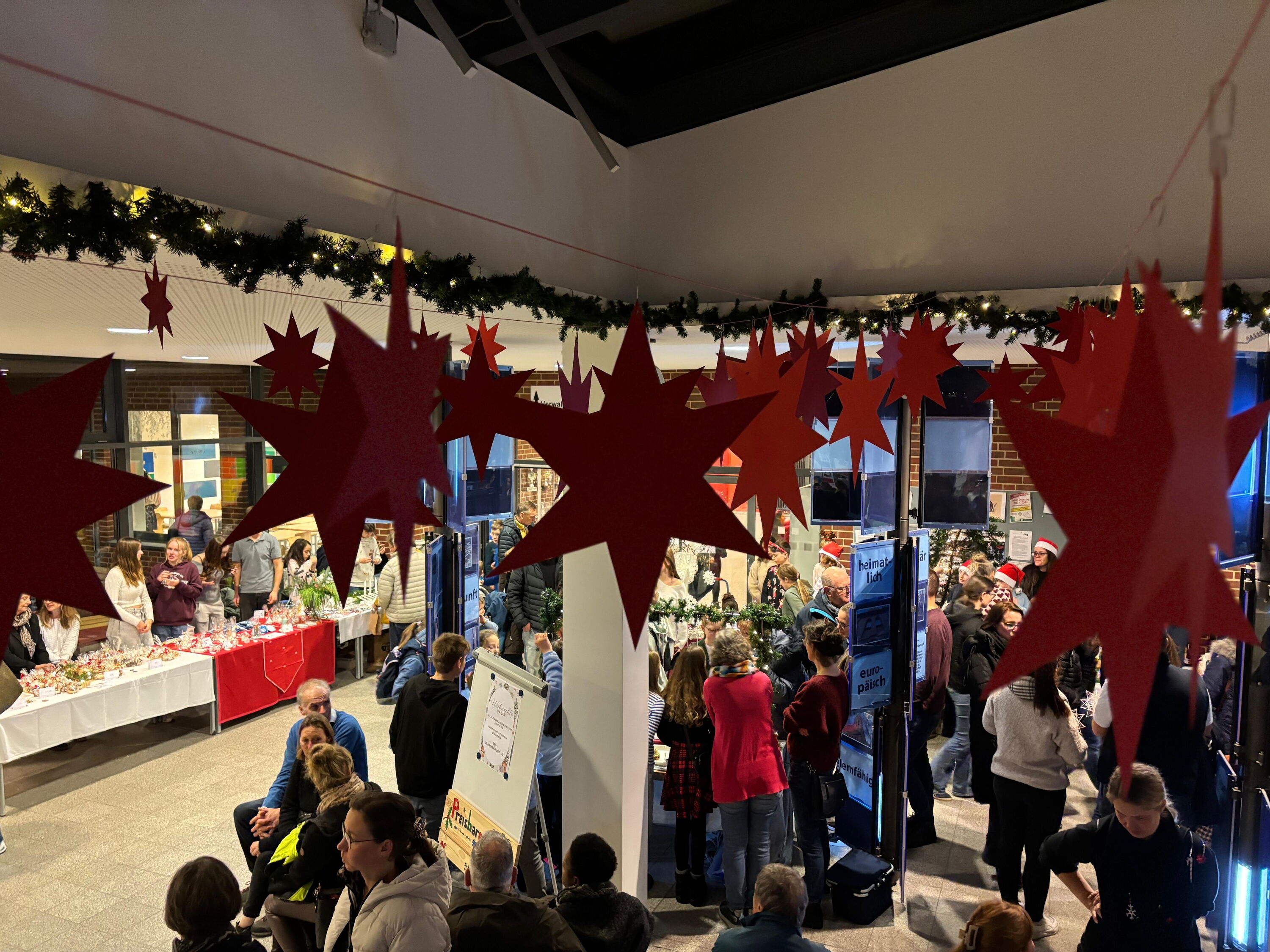 rote Sterne über der Menschenmenge im Forum