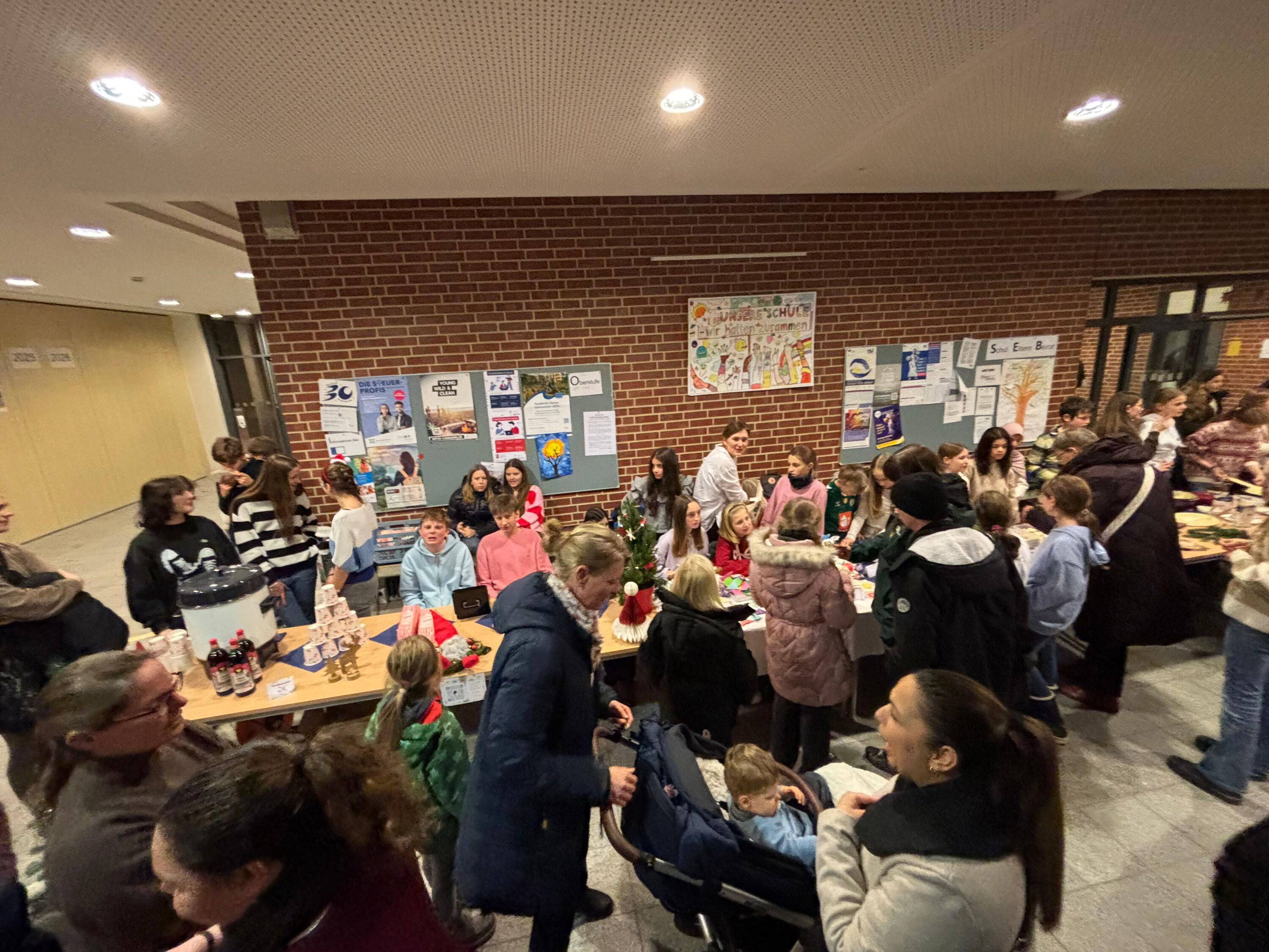 Menschen stehen vor verschiedenen Verkaufsständen